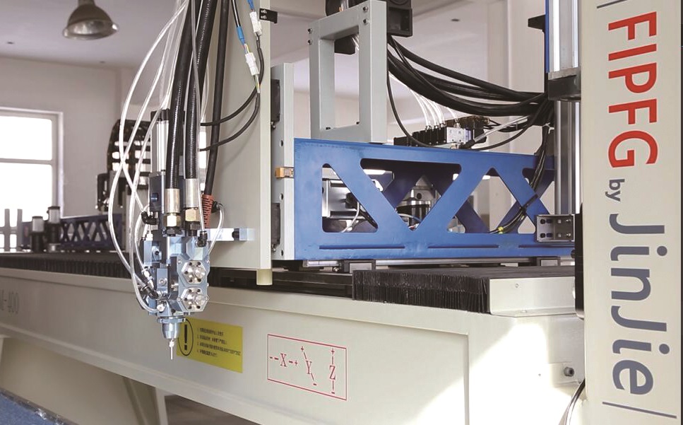 大連金杰密封條發(fā)泡成型設(shè)備特點